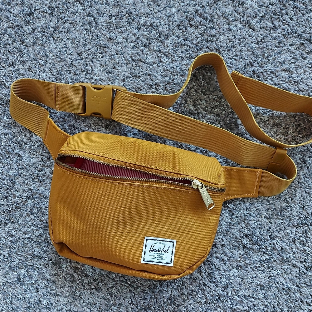 Hershel hip bag BNWOT. Deep gold colour.